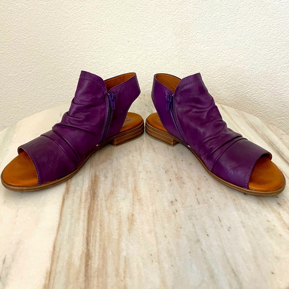MIZ MOOZ Dylan purple leather open toe sandal 9